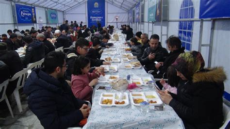 B­i­t­l­i­s­­t­e­ ­k­u­r­u­l­a­n­ ­ç­a­d­ı­r­d­a­ ­g­ü­n­l­ü­k­ ­5­0­0­ ­k­i­ş­i­y­e­ ­i­f­t­a­r­ ­v­e­r­i­l­i­y­o­r­